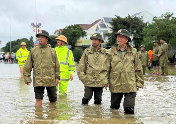 Sát cánh cùng nhân dân trong cơn hoạn nạn