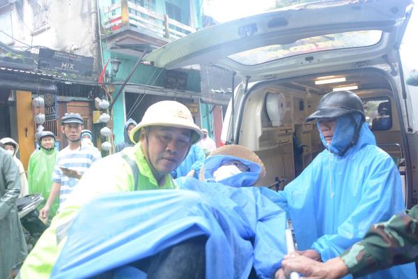 Cảnh sát giao thông hỗ trợ nhiều bệnh nhân, người bị nạn đi cấp cứu trong mưa lũ