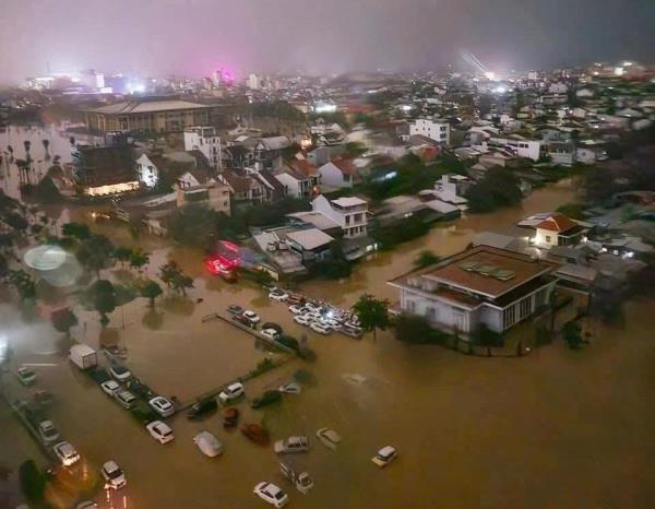 Mưa lớn chưa từng thấy trong lịch sử, Huế vẫn ngập sâu trong nước lũ