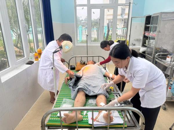 Kịp thời cứu tài xế xe múc bị sạt lở vùi lấp