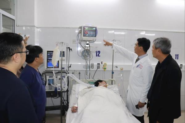 Lãnh đạo thành phố động viên thăm hỏi gia đình bị ngạt khí