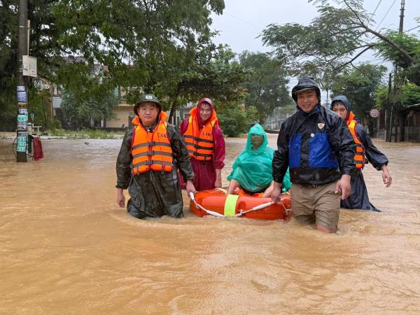 Công an xã vượt lũ hỗ trợ người dân bị gãy tay đi cấp cứu