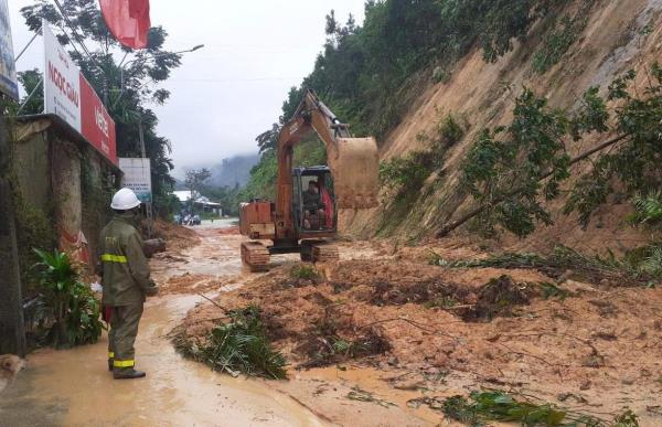 Nhiều tuyến quốc lộ, cao tốc qua miền Trung bị chia cắt vì sạt lở, ngập lụt