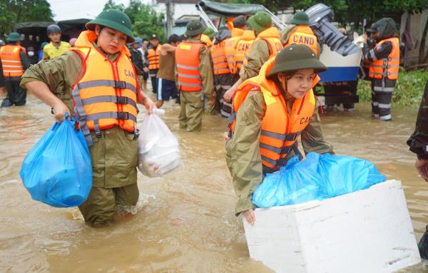 Thanh niên xung kích Công an TP Đà Nẵng dầm mình trong nước lũ chuyển nhu yếu phẩm đến vùng bị cô lập