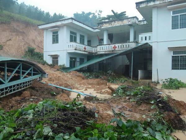Trạm y tế bị sạt lở trong đêm, nhân viên thoát hiểm trong gang tấc