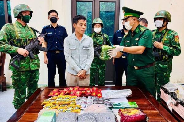 Vận chuyển 14kg ma túy qua biên giới
