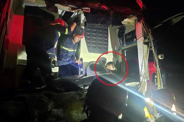 Xe khách tông xe tải, 5 người bị thương