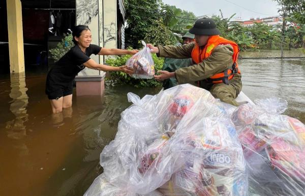 Giữa tâm lũ, người Đà Nẵng nhường nhau từng suất quà