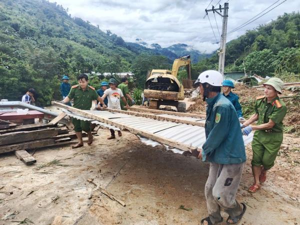 Lực lượng Công an khẩn trương giúp dân khắc phục hậu quả mưa lũ