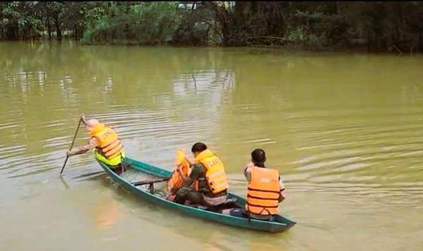 Dũng cảm, nhanh trí cứu thanh niên bị lật ghe