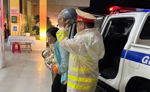 CSGT Quảng Ngãi dùng xe đặc chủng kịp thời đưa cháu bé sốt cao đi cấp cứu