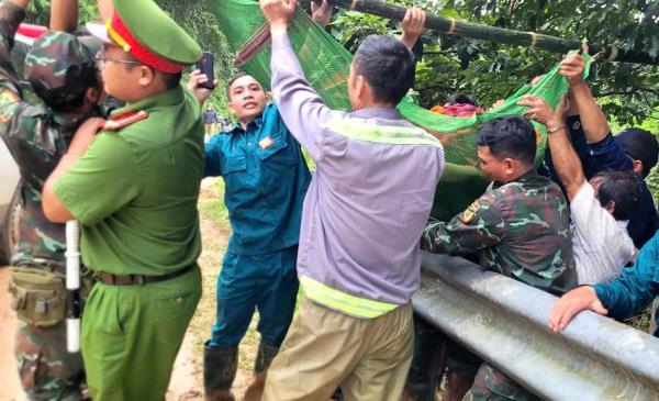 Băng rừng đưa sản phụ bị tiền sản giật đi cấp cứu trong vùng sạt lở