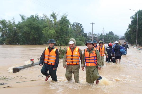 Phó Chủ tịch Thường trực HĐND thành phố Trần Phước Sơn thăm, động viên người dân vùng lũ xã Đại Lộc
