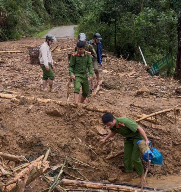 Công an xã Trà Giáp băng rừng, vượt suối hỗ trợ lương thực cho người dân