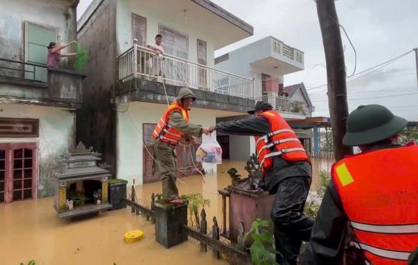 Sáng ngời tình quân dân trong lũ dữ