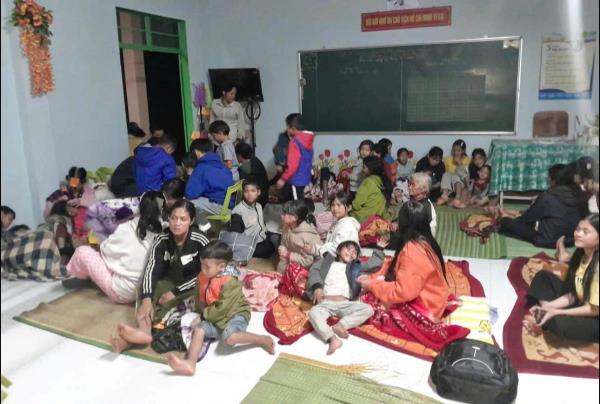 Trường học vùng cao - Ấm áp tình người trong mưa lũ