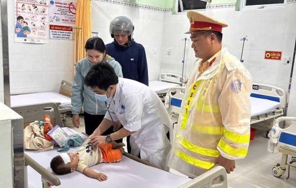 Công an Quảng Ngãi kịp thời đưa cháu bé sốt cao đi cấp cứu, giúp sản phụ mới sinh con ra khỏi vùng ngập lũ