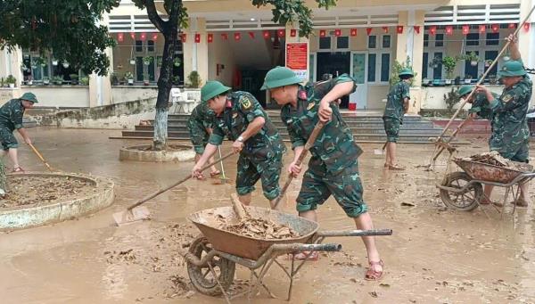 Bộ đội thần tốc dọn bùn, tiêu độc khử trùng tại các bệnh viện, trường học ở Đà Nẵng