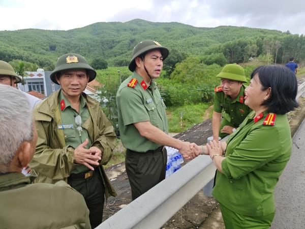 Công an TP Đà Nẵng kịp thời hỗ trợ người dân vùng lũ Duy Xuyên – Nam Phước
