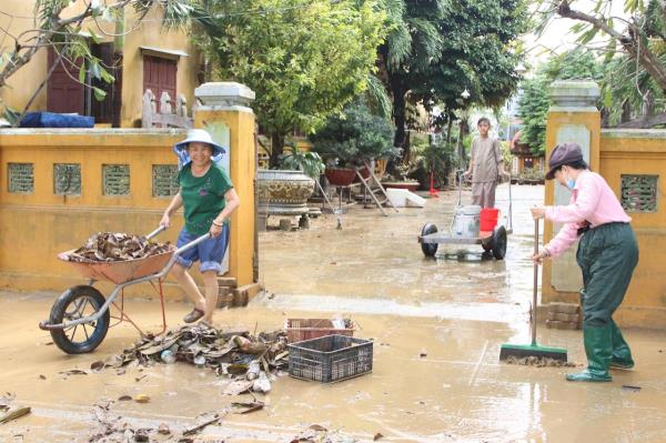 Người dân phố cổ Hội An tất bật dọn dẹp sau lũ lụt