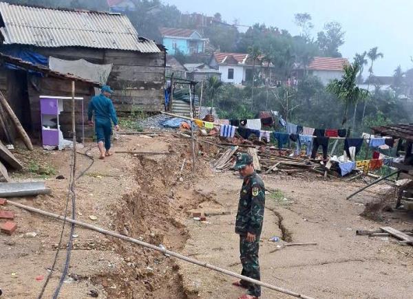 Đất nứt toác giữa làng, 170 người phải di dời khẩn