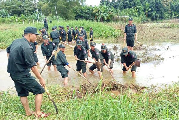 CSCĐ Nam Trung Bộ góp sức cùng người dân khôi phục tuyến đường sau lũ