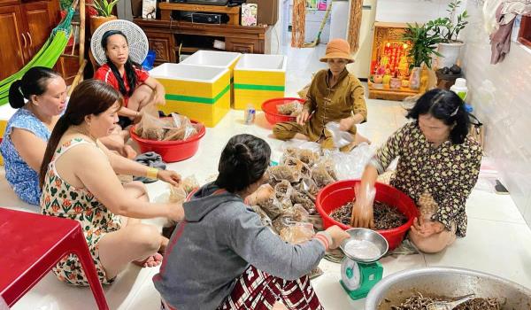 Nghĩa tình những nồi cá cơm rim hướng về bà con vùng lũ