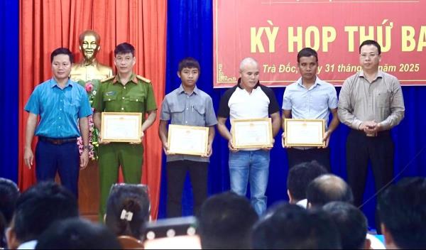 Khen thưởng tập thể, cá nhân tham gia ứng cứu tài xế xe múc gặp nạn