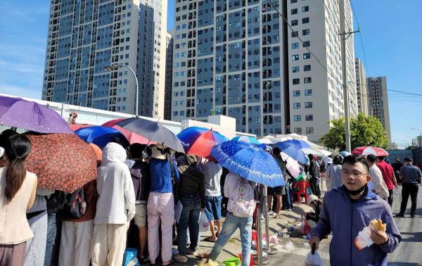 Hàng trăm người dân xếp hàng nộp hồ sơ mua nhà ở xã hội