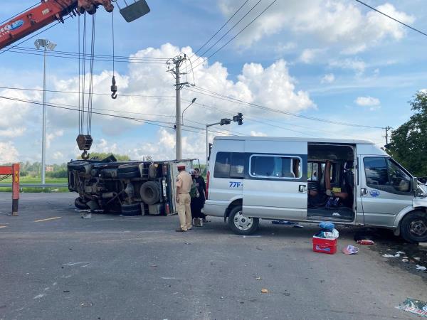 Tông xe liên hoàn làm 6 người bị thương