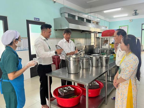 Kiểm tra về an toàn thực phẩm tại bếp ăn tập thể, căn-tin các trường tiểu học, trung học cơ sở