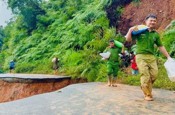 Hỗ trợ khẩn cấp lương thực, thực phẩm cho hai thôn giáp biên giới ở Tây Giang bị cô lập