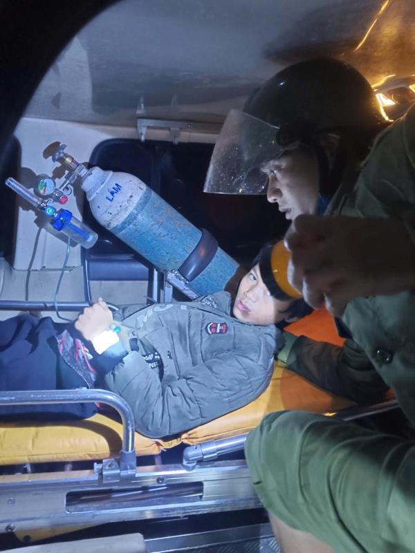 Công an xã A Vương đưa một bệnh nhân vượt mưa lũ đi cấp cứu trong đêm