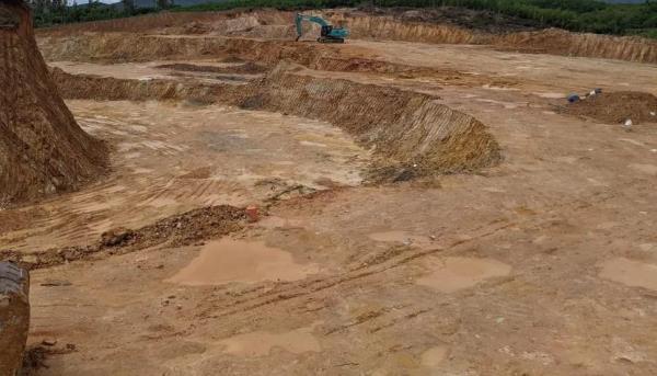 Người dân phát hiện một thi thể trong tình trạng phân hủy nặng, trơ xương tại mỏ đất, nghi là người mất tích khoảng 1 tháng trước