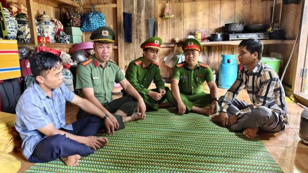 Thăm hỏi, trao quà bà con trong biệt lập giữa đại ngàn sau mưa lũ