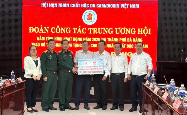 Đoàn công tác Trung ương Hội Nạn nhân chất độc da cam/dioxin Việt Nam làm việc và tặng quà tại Đà Nẵng