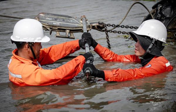 Phấn đấu ngày 14-11 sẽ cấp điện trở lại cho toàn bộ khách hàng sau bão số 13