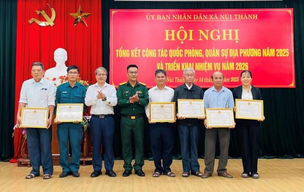 12 tập thể, cá nhân được khen thưởng về thành tích xuất sắc trong thực hiện nhiệm vụ quốc phòng