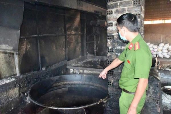 Công an xã Hòa Tiến phát hiện cơ sở chế biến mỡ động vật trái phép tại khu nghĩa trang
