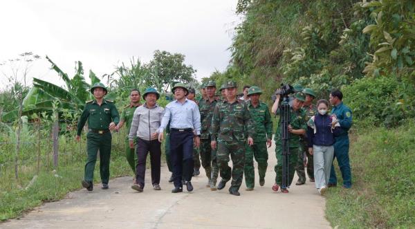 Phó Chủ tịch Ủy ban nhân dân thành phố Đà Nẵng kiểm tra hiện trường vụ sạt lở tại Hùng Sơn