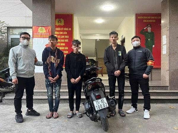 Bị truy đuổi, nhóm quái xế đạp vào đầu xe máy cảnh sát 141 để bỏ trốn