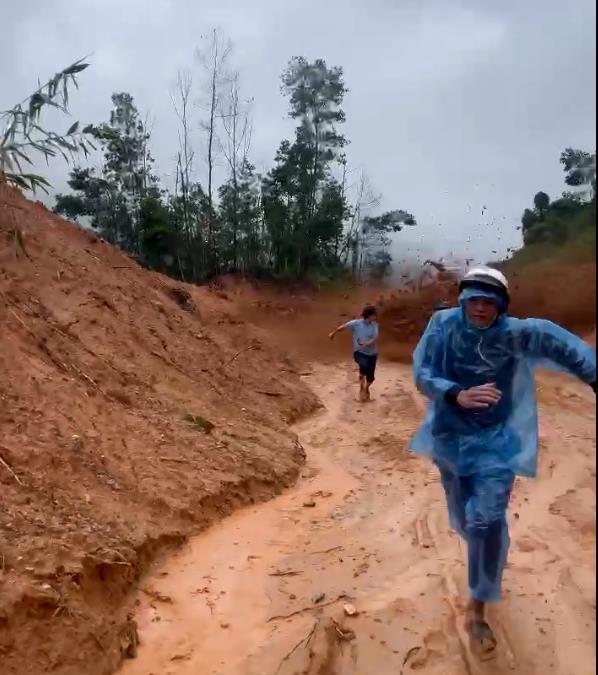 Lại xảy ra sạt lở núi khiến nhiều người hốt hoảng bỏ chạy