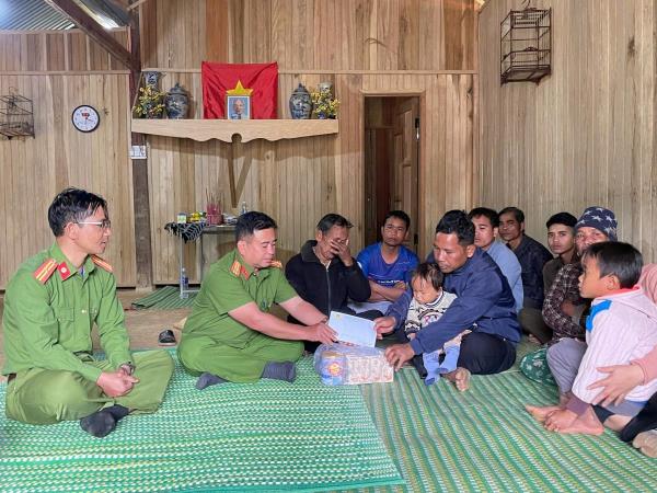 Công an xã Hùng Sơn thăm hỏi,  hỗ trợ gia đình có người bị nạn trong vụ sạt lở đất