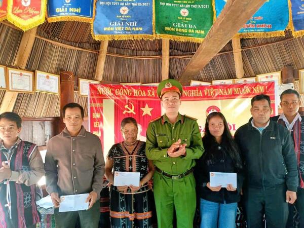 Công an xã A Vương tham gia các hoạt động Ngày hội Đại đoàn kết toàn dân tộc trên địa bàn