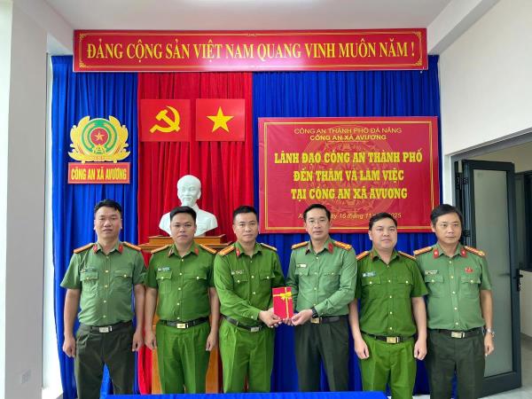 Đại tá Nguyễn Đại Đồng-Phó Giám đốc Công an thành phố Đà Nẵng thăm và làm việc với Công an xã A Vương