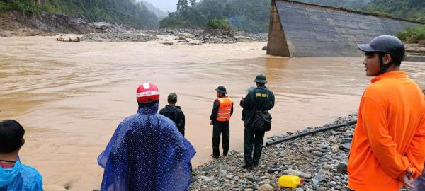 Kịp thời ứng cứu 2 người dân bị kẹt giữa dòng lũ dữ