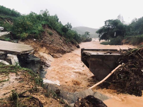 Lốc xoáy làm tốc mái nhiều nhà dân, cầu gãy khiến 1.200 người dân bị cô lập