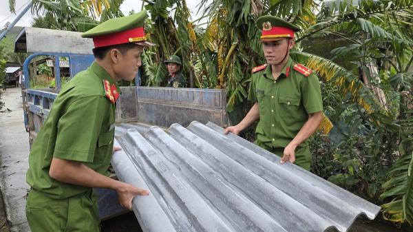 Công an, quân đội khẩn trương giúp người dân Nguyễn Nghiêm khắc phục thiệt hại do gió lốc