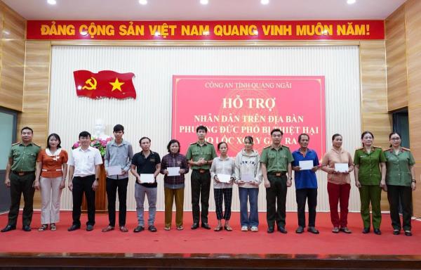 Công an tỉnh Quảng Ngãi hỗ trợ hơn 100 triệu đồng cho các hộ dân bị thiệt hại do lốc xoáy