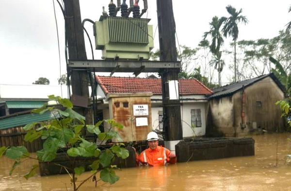 EVNCPC khôi phục cấp điện cho gần 132.000 khách hàng bị ảnh hưởng ngập lụt